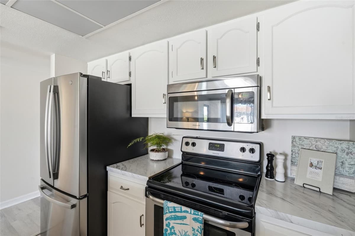 25188 MARION AVE — photo 16 of 46