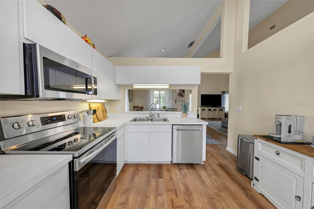 3130 BENTLEY DRIVE — photo 6 of 43