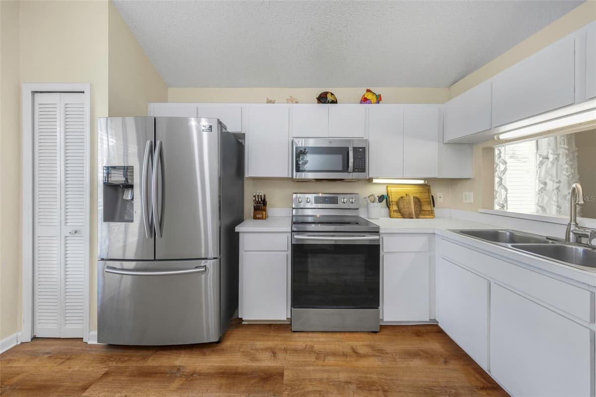3130 BENTLEY DRIVE — photo 4 of 43