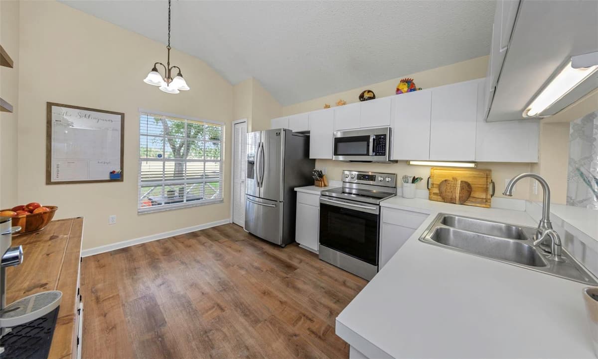 3130 BENTLEY DRIVE — photo 5 of 43