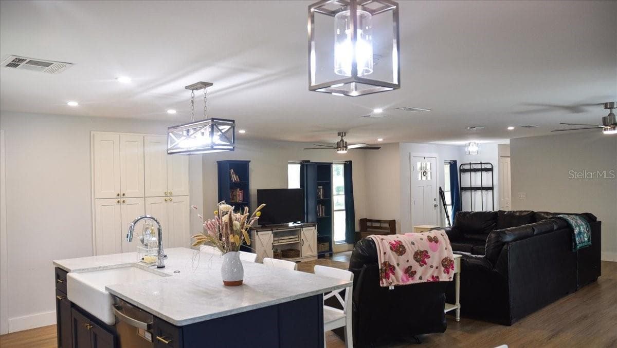 105 KENT COURT — photo 15 of 39