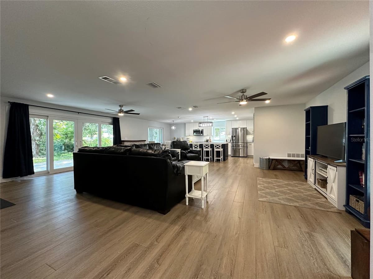 105 KENT COURT — photo 8 of 39