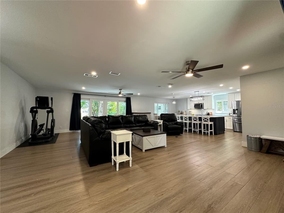 105 KENT COURT — photo 10 of 39