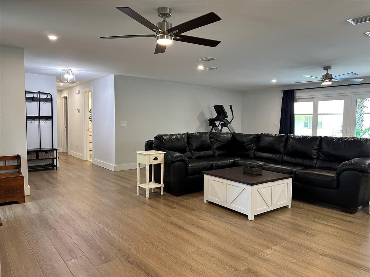 105 KENT COURT — photo 6 of 39
