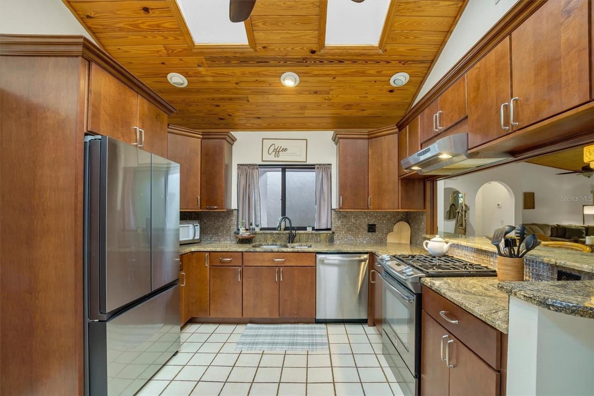 503 CLUBHOUSE DRIVE — photo 16 of 68