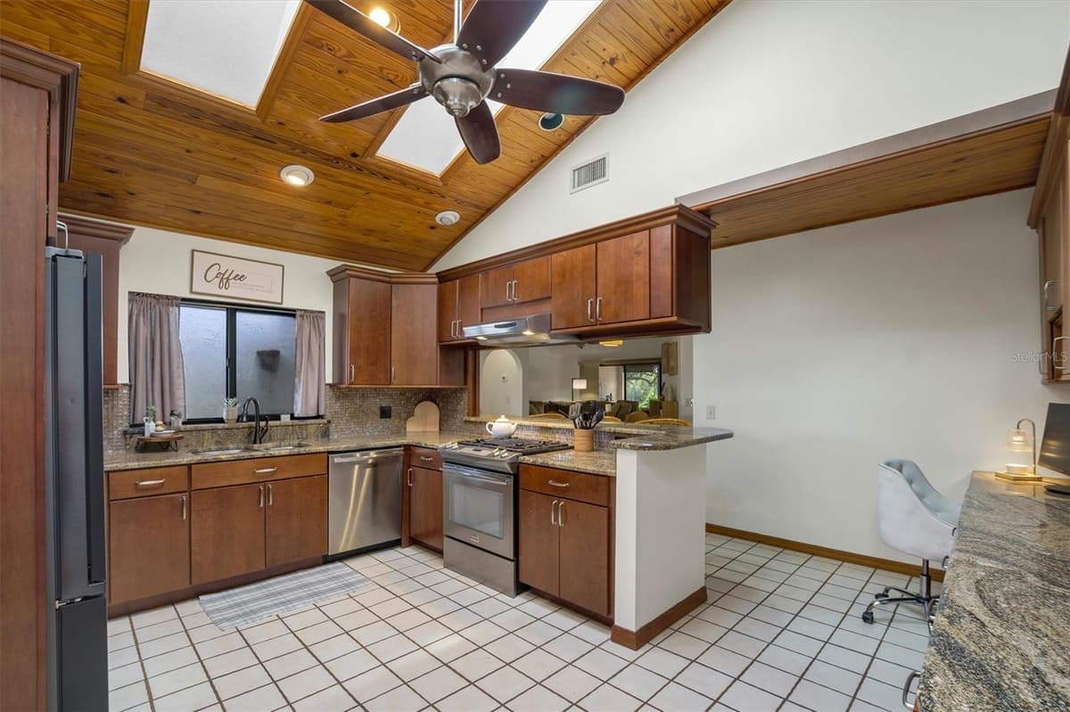 503 CLUBHOUSE DRIVE — photo 15 of 68