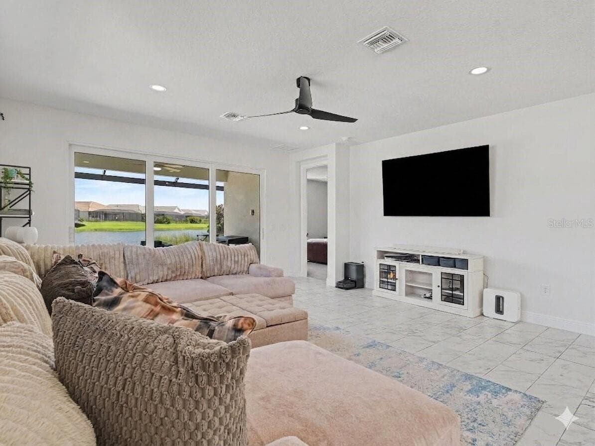 8144 STERNWAY ROAD — photo 7 of 46