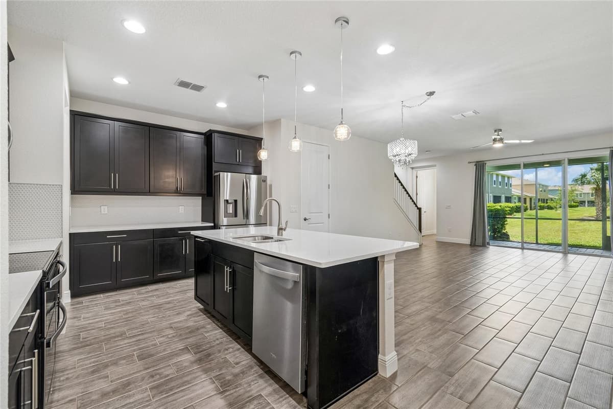 2410 ARCH AVENUE — photo 3 of 36