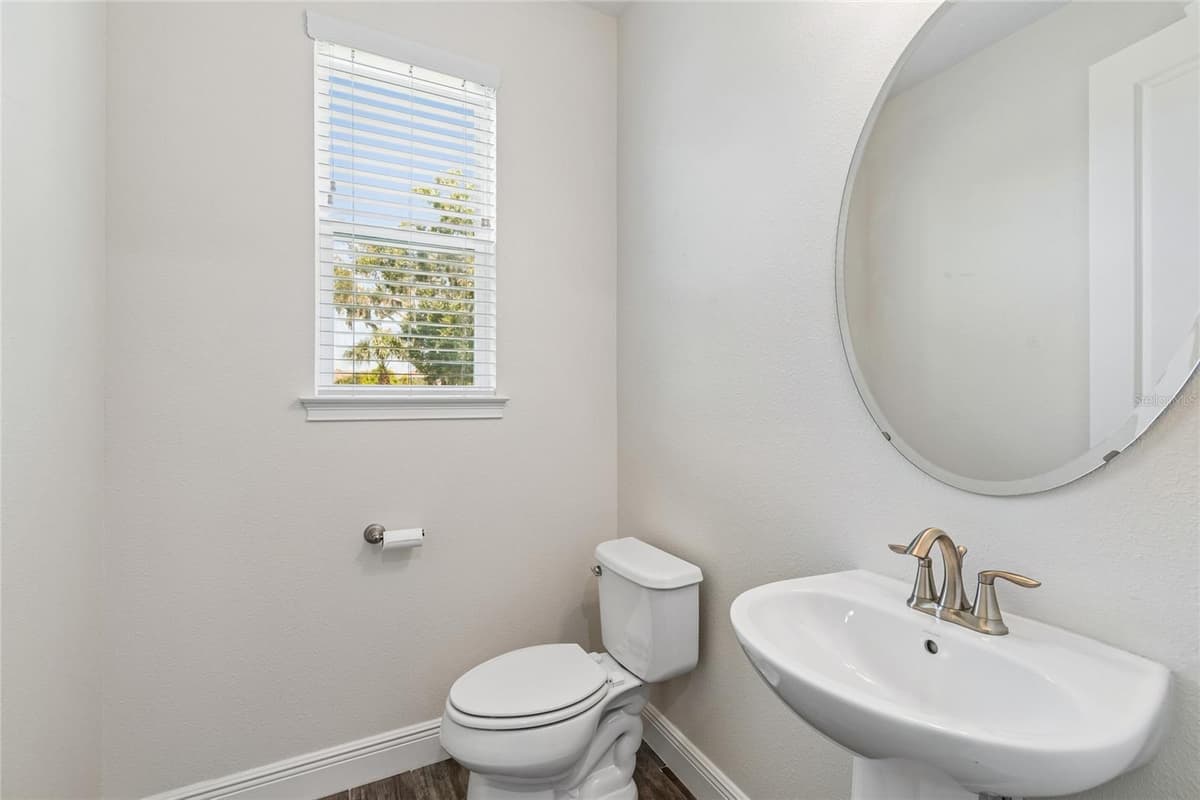 2410 ARCH AVENUE — photo 9 of 36