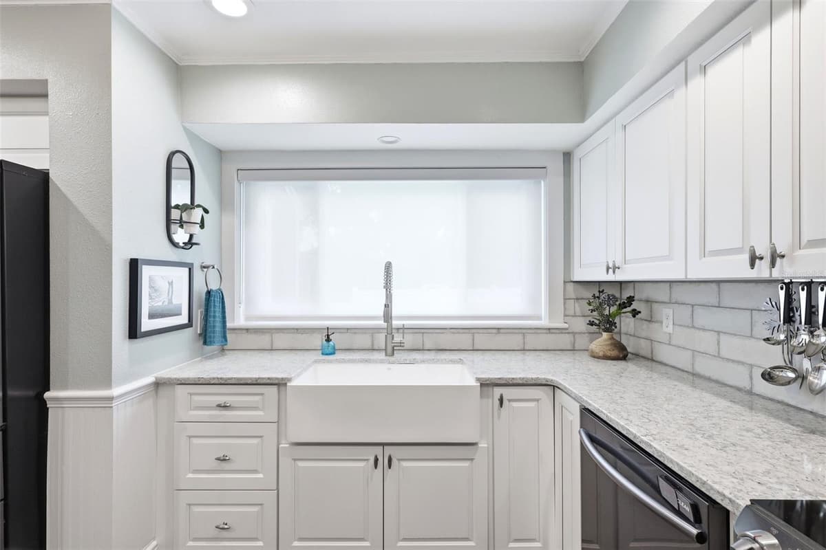 47 DAVIS AVENUE — photo 6 of 37