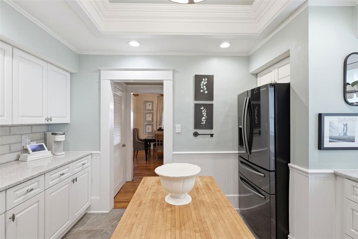 47 DAVIS AVENUE — photo 8 of 37