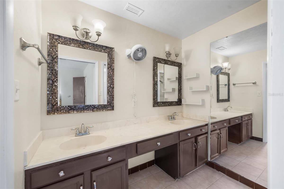 1653 19TH CIRCLE — photo 4 of 26