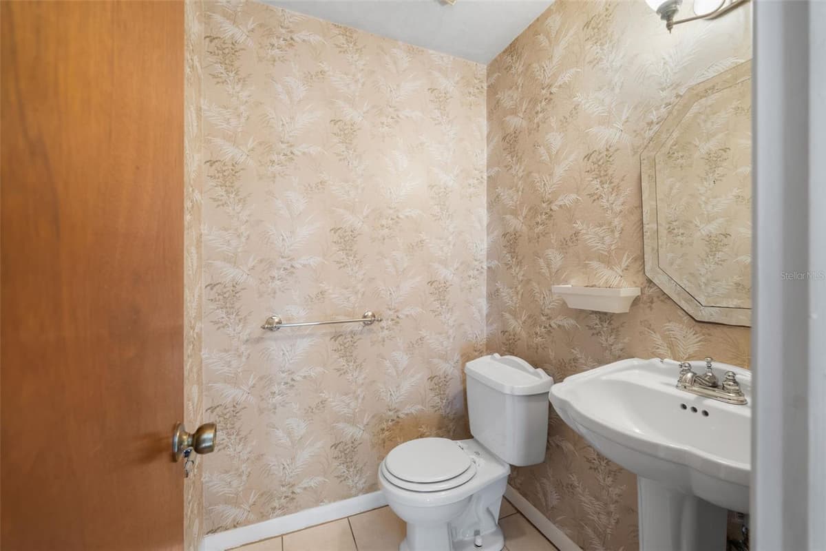 1653 19TH CIRCLE — photo 12 of 26