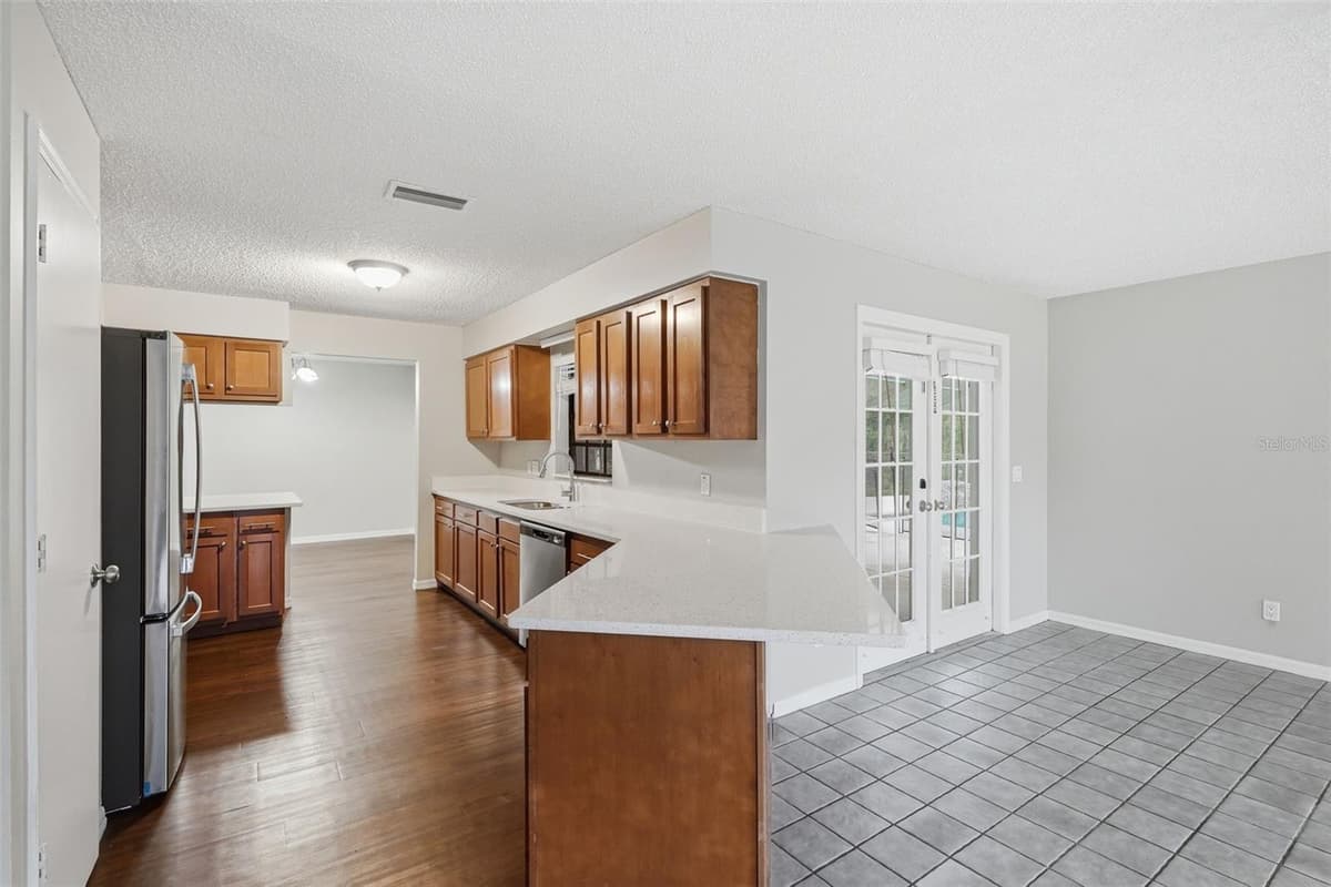 408 COLEMAN DRIVE — photo 12 of 32