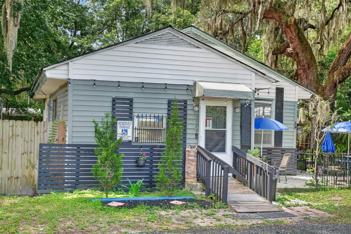 3323 SAINT JOHNS AVENUE — photo 1 of 40