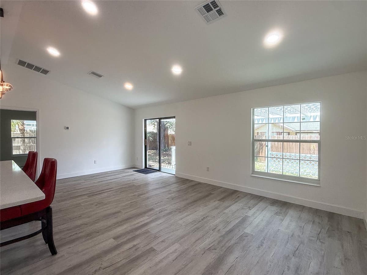 1367 HENSLEY DRIVE — photo 3 of 39