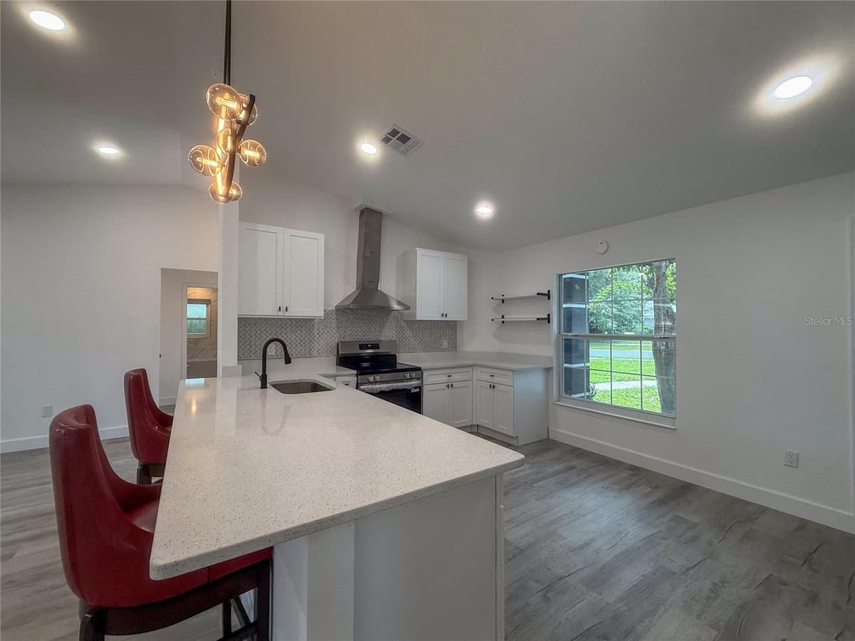 1367 HENSLEY DRIVE — photo 8 of 39