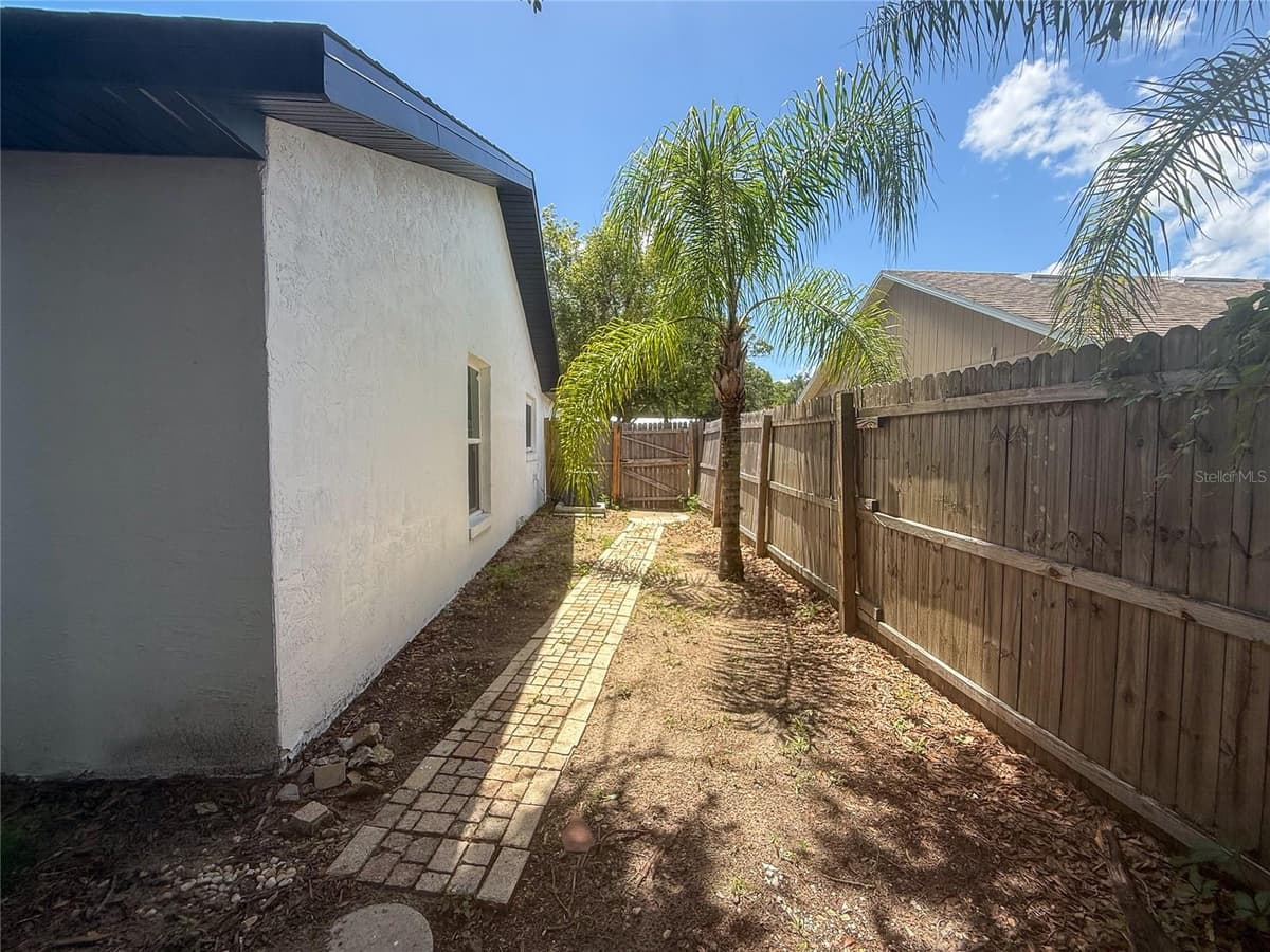 1367 HENSLEY DRIVE — photo 35 of 39