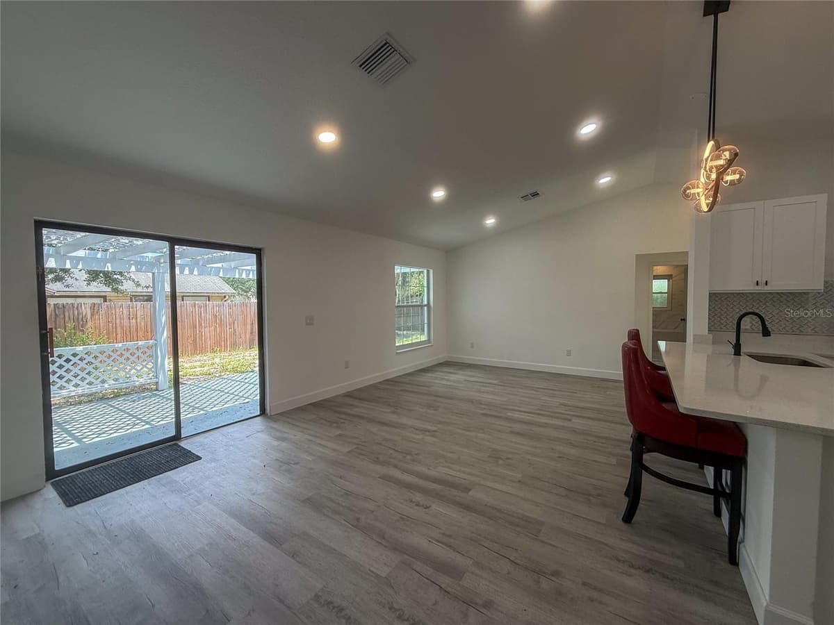 1367 HENSLEY DRIVE — photo 5 of 39