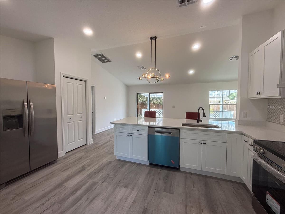 1367 HENSLEY DRIVE — photo 11 of 39