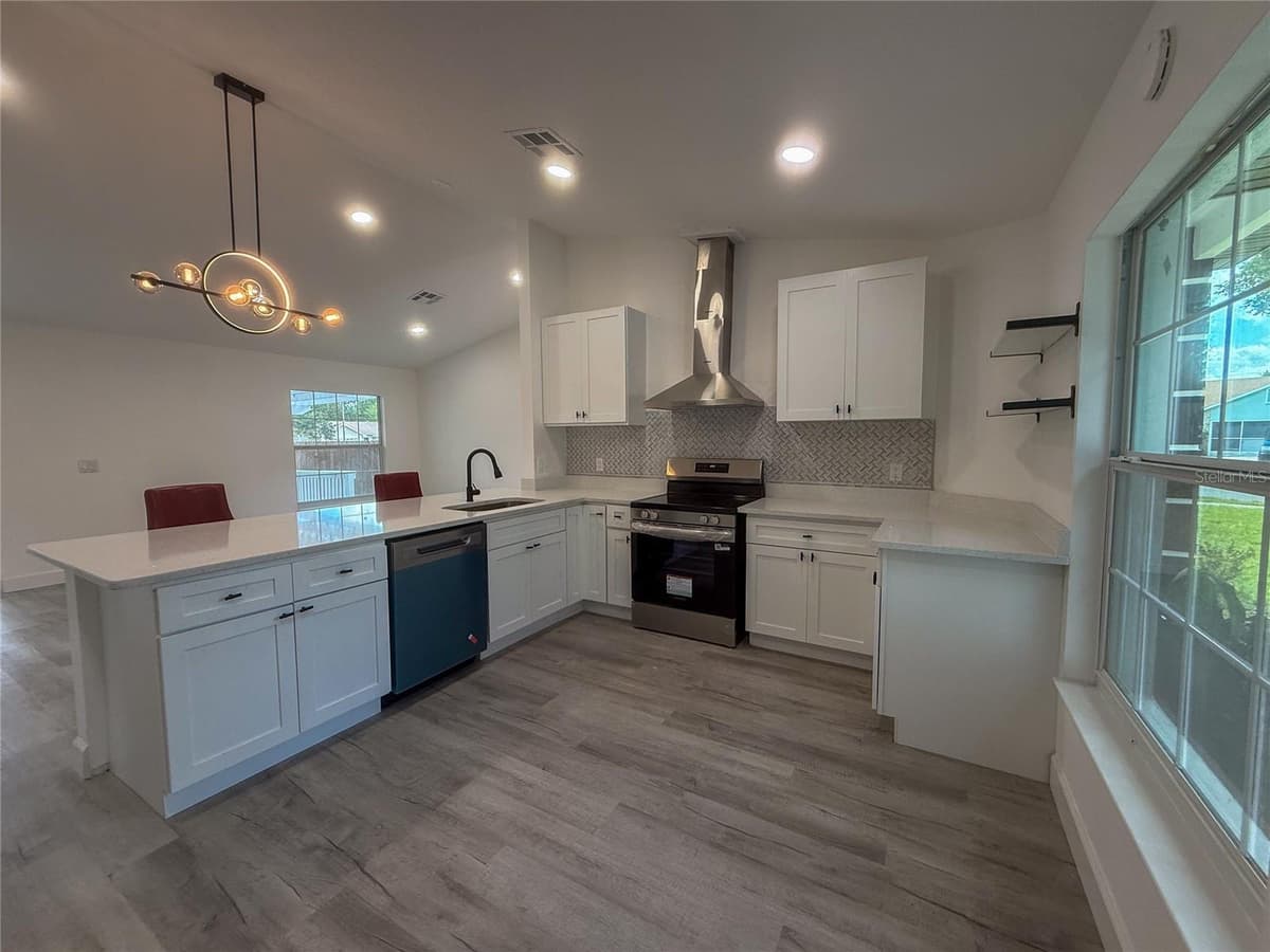 1367 HENSLEY DRIVE — photo 10 of 39