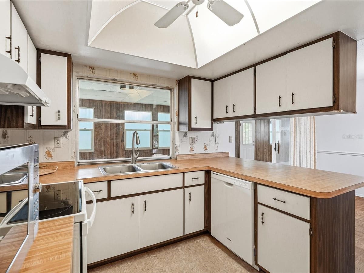 1387 HAYWORTH ROAD — photo 17 of 40