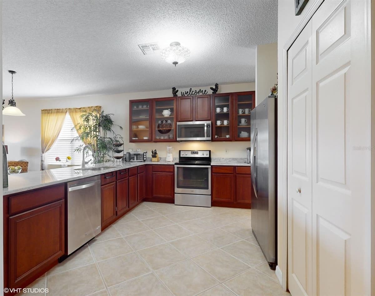 321 CRESSA CIRCLE — photo 10 of 31