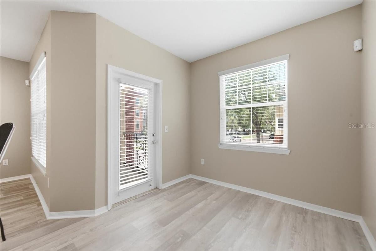 1910 PALM AVENUE — photo 10 of 42