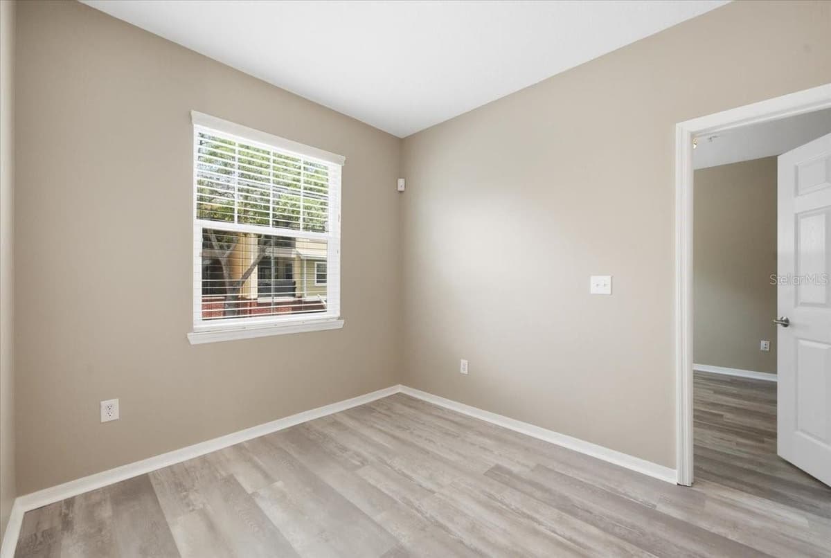 1910 PALM AVENUE — photo 19 of 42