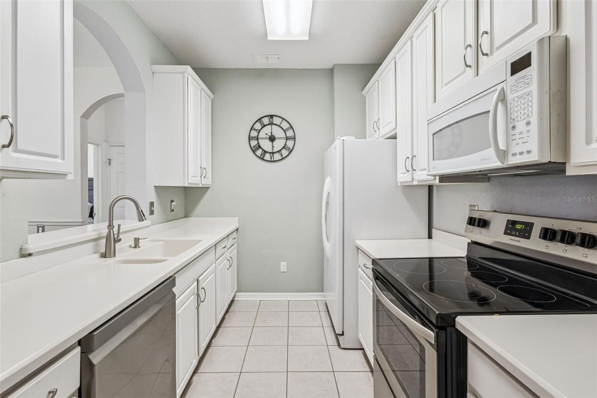 8300 PORTOFINO DRIVE — photo 6 of 32