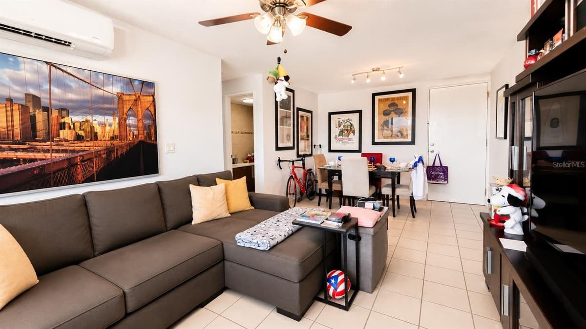 17 REGINA MEDINA — photo 11 of 25