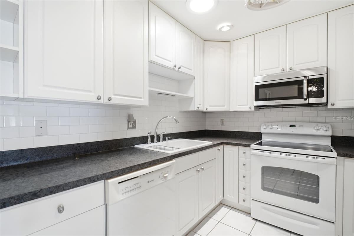 1335 QUEEN ANNE DRIVE — photo 14 of 46