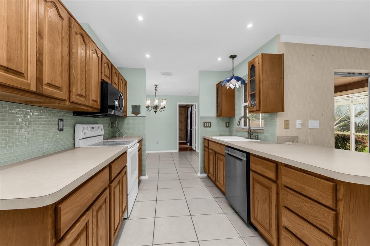 18577 JAY AVENUE — photo 5 of 39