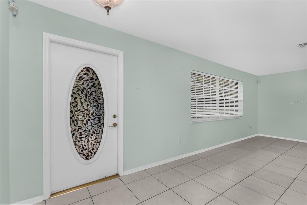 18577 JAY AVENUE — photo 8 of 39