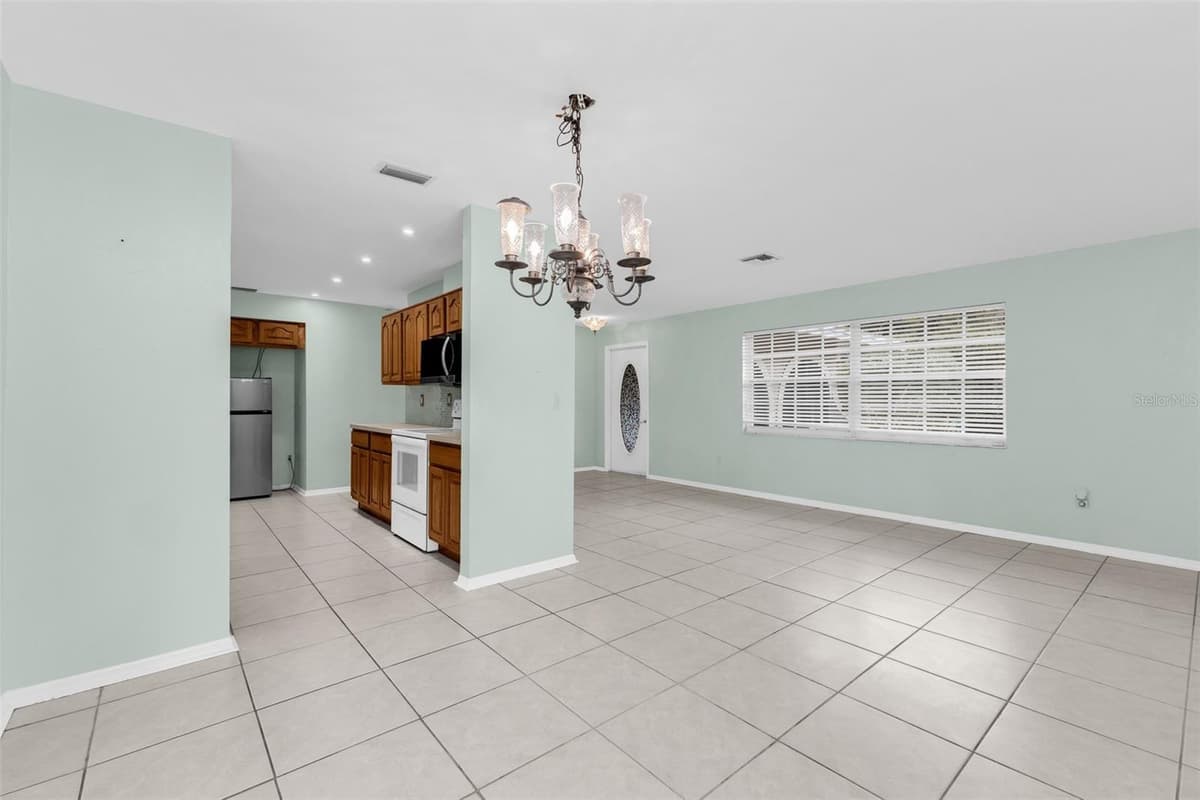 18577 JAY AVENUE — photo 14 of 39