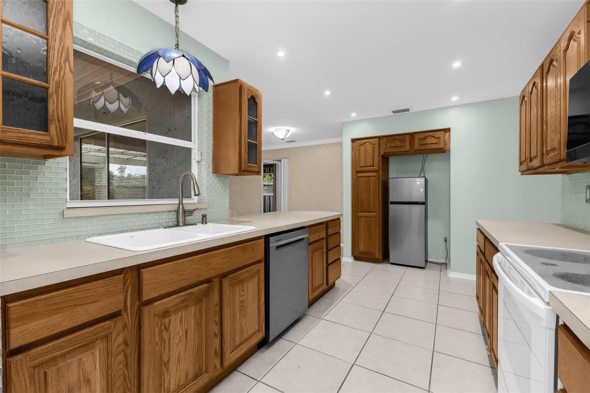 18577 JAY AVENUE — photo 4 of 39