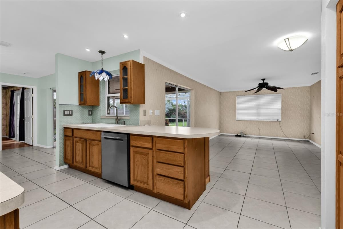 18577 JAY AVENUE — photo 6 of 39