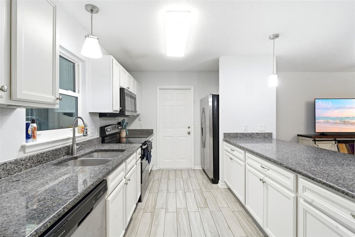 368 CHELSEA STREET — photo 11 of 30