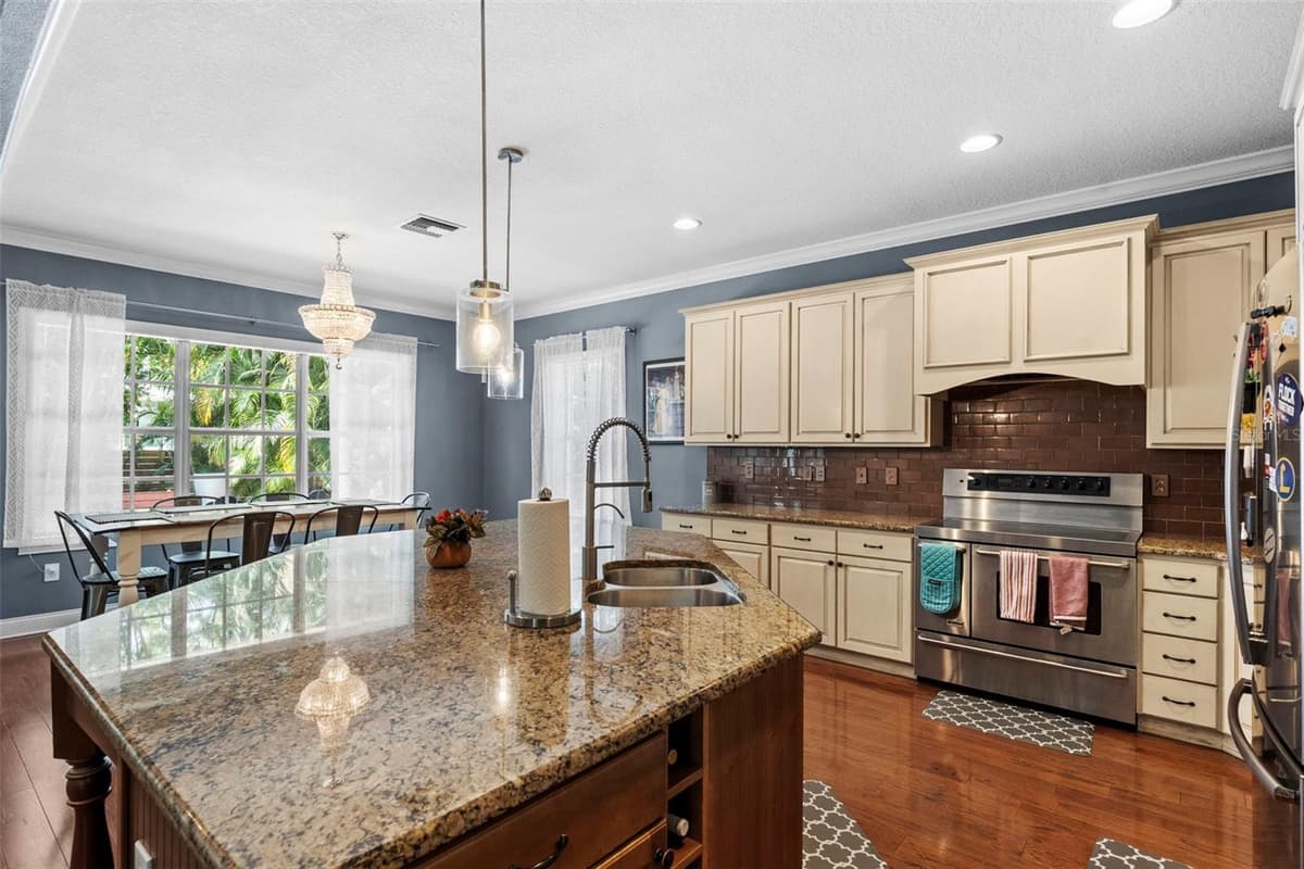 3317 LEONA STREET — photo 3 of 63