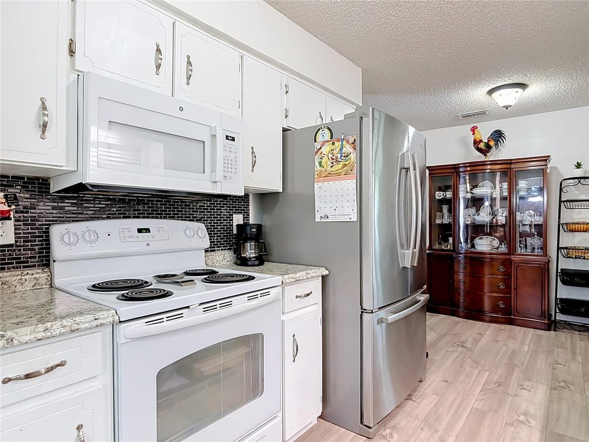1535 LAVILLA STREET — photo 13 of 44