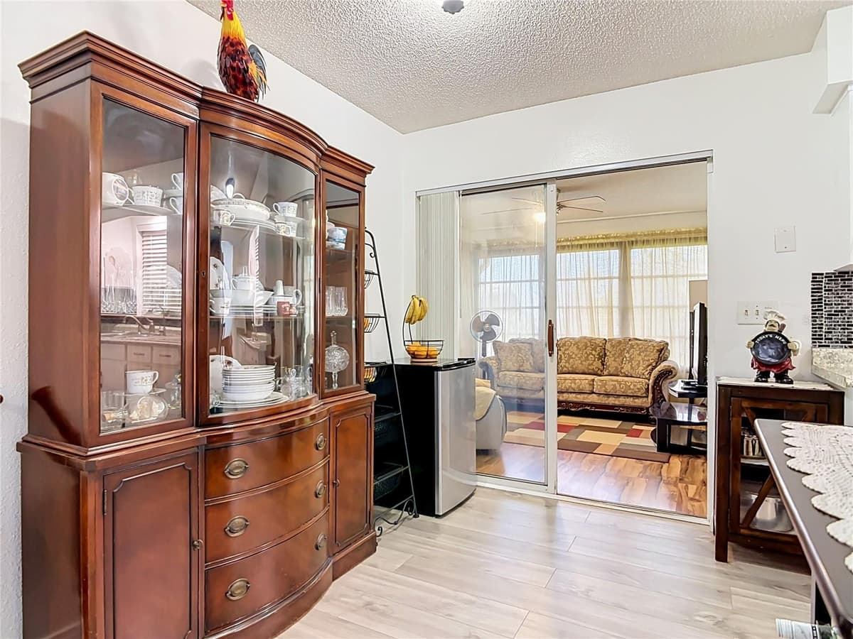 1535 LAVILLA STREET — photo 15 of 44
