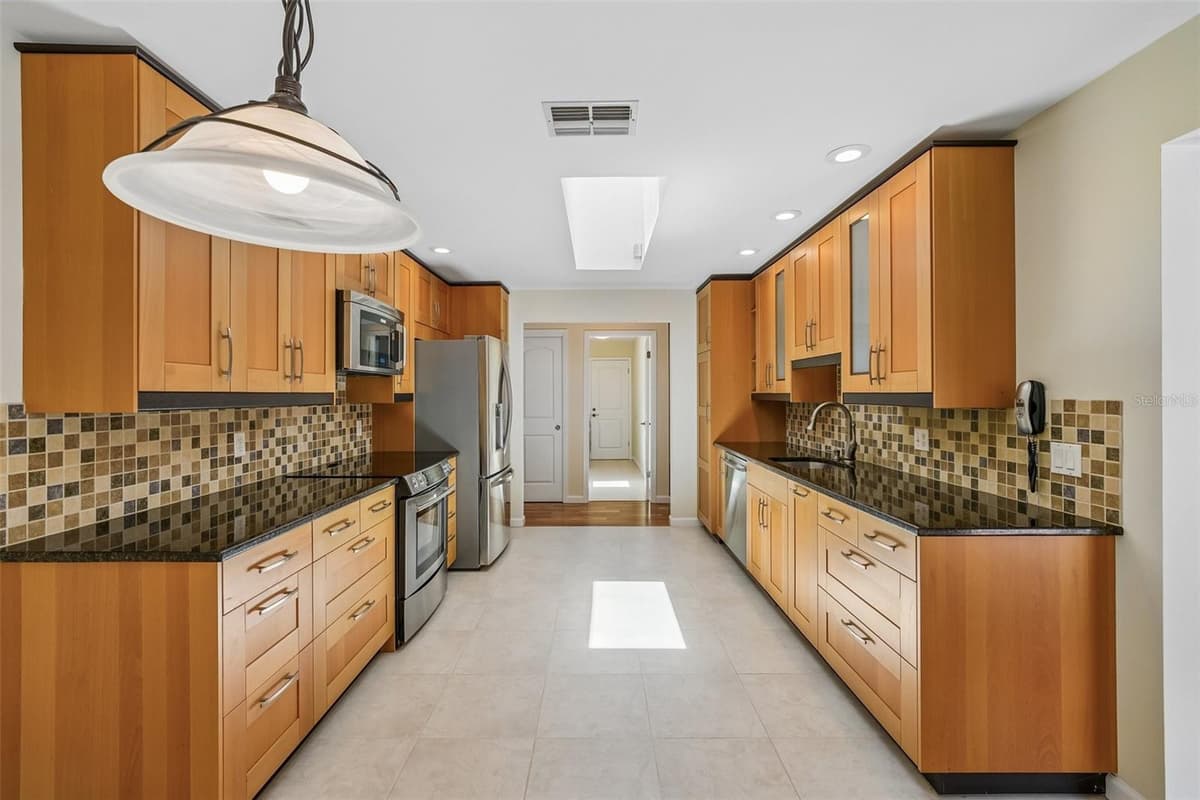 818 VILLAGE WAY — photo 10 of 49