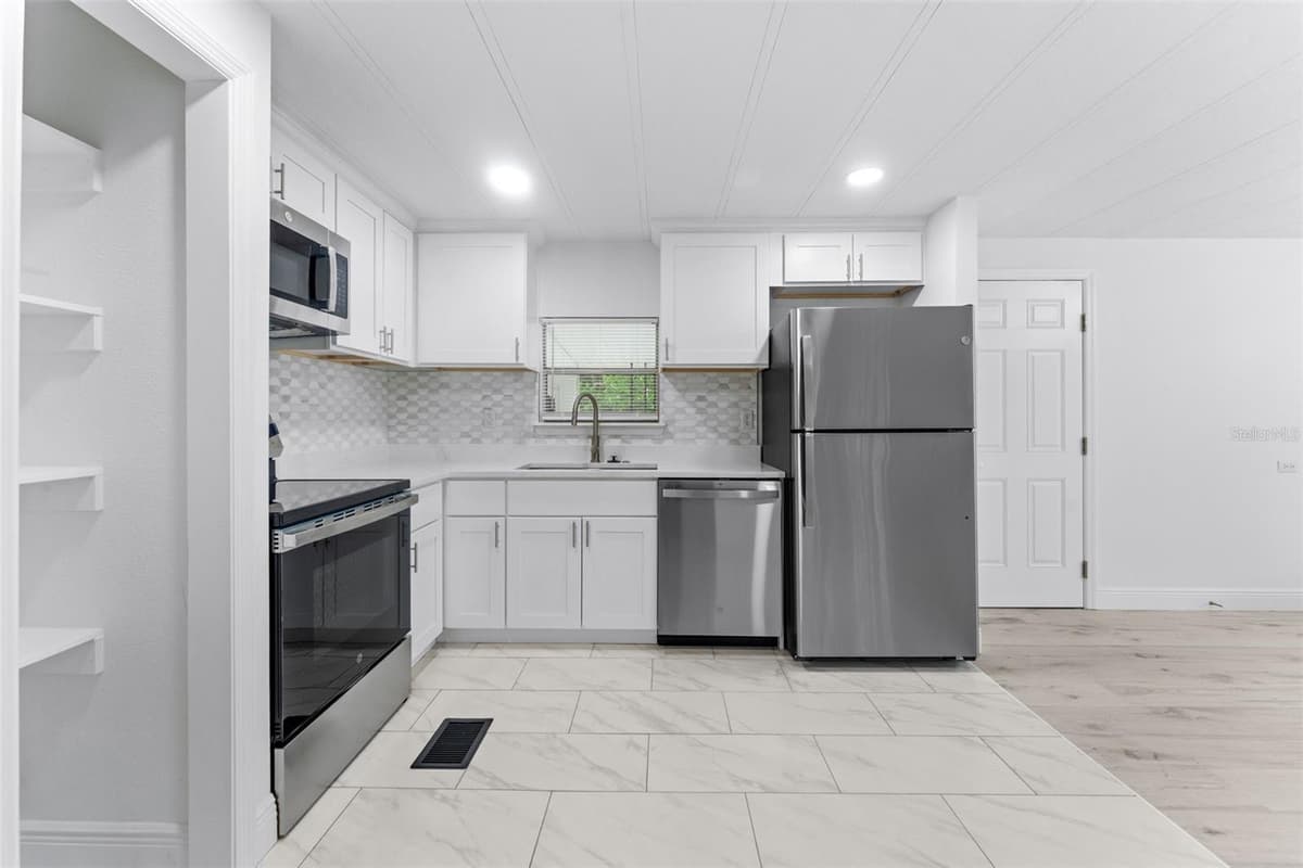 130 FLORENCE BOULEVARD — photo 3 of 21