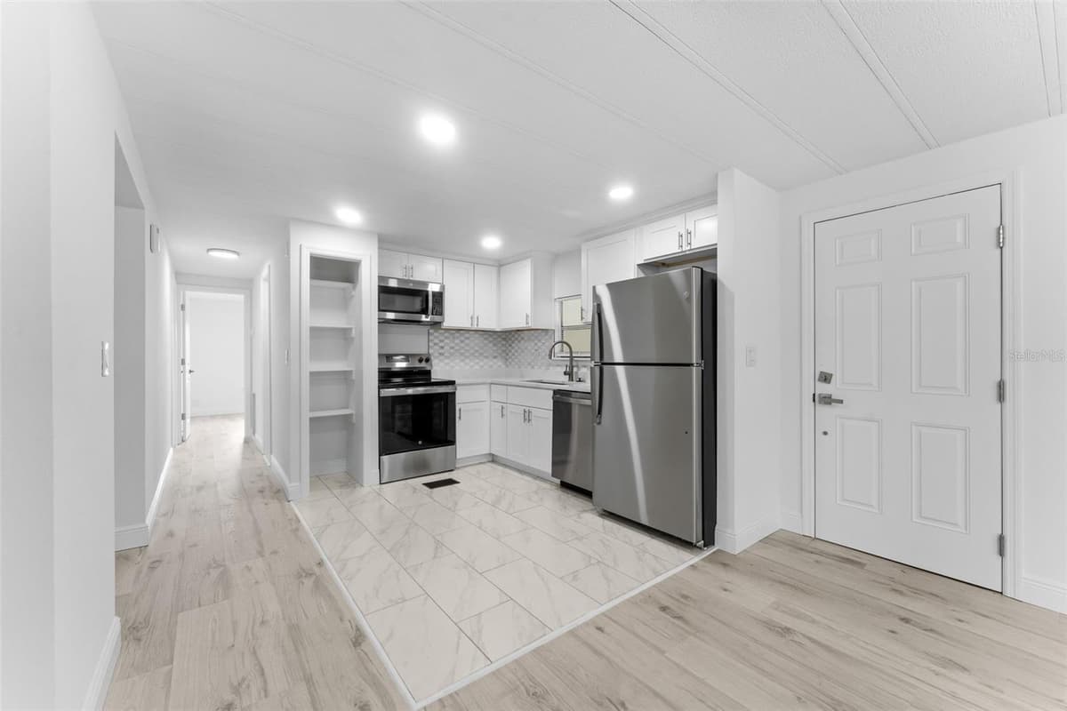 130 FLORENCE BOULEVARD — photo 2 of 21