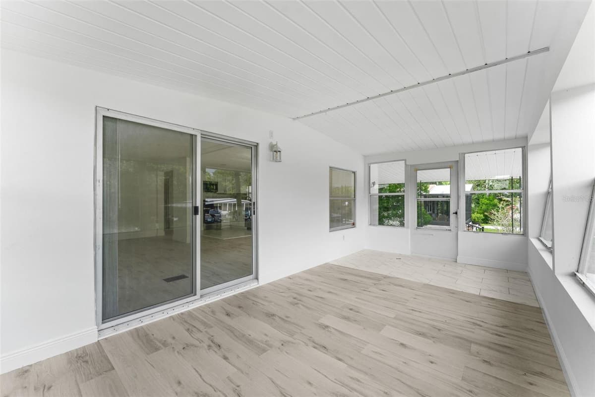 130 FLORENCE BOULEVARD — photo 15 of 21