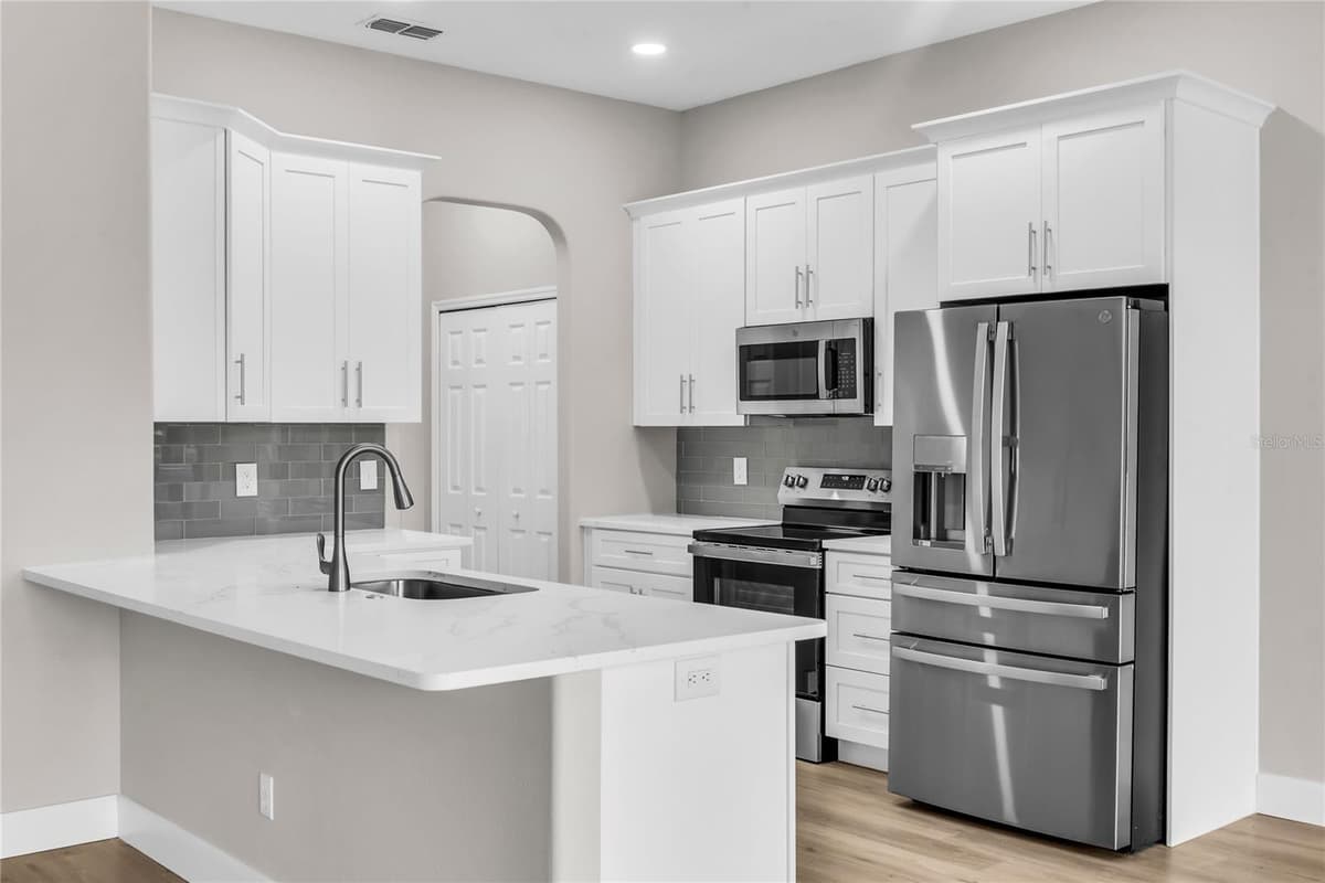 563 LAKE DAVENPORT CIRCLE — photo 5 of 48