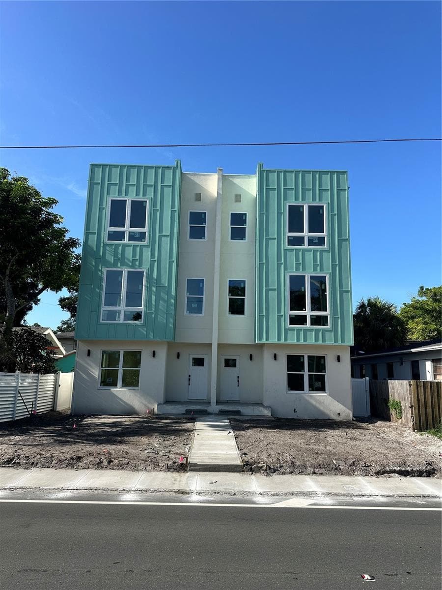 2142 5TH AVENUE — photo 1 of 6