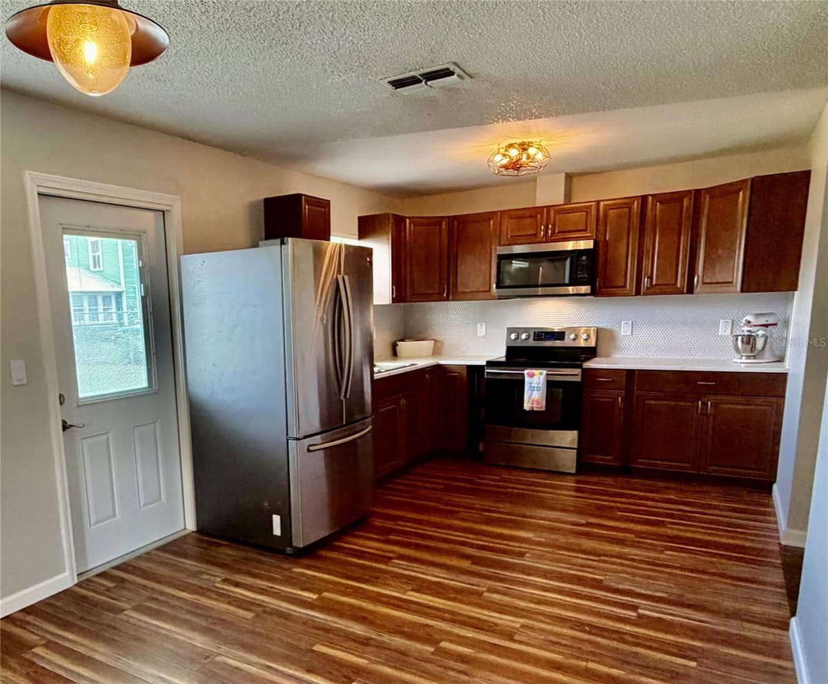 8 HENDRY AVENUE — photo 8 of 28