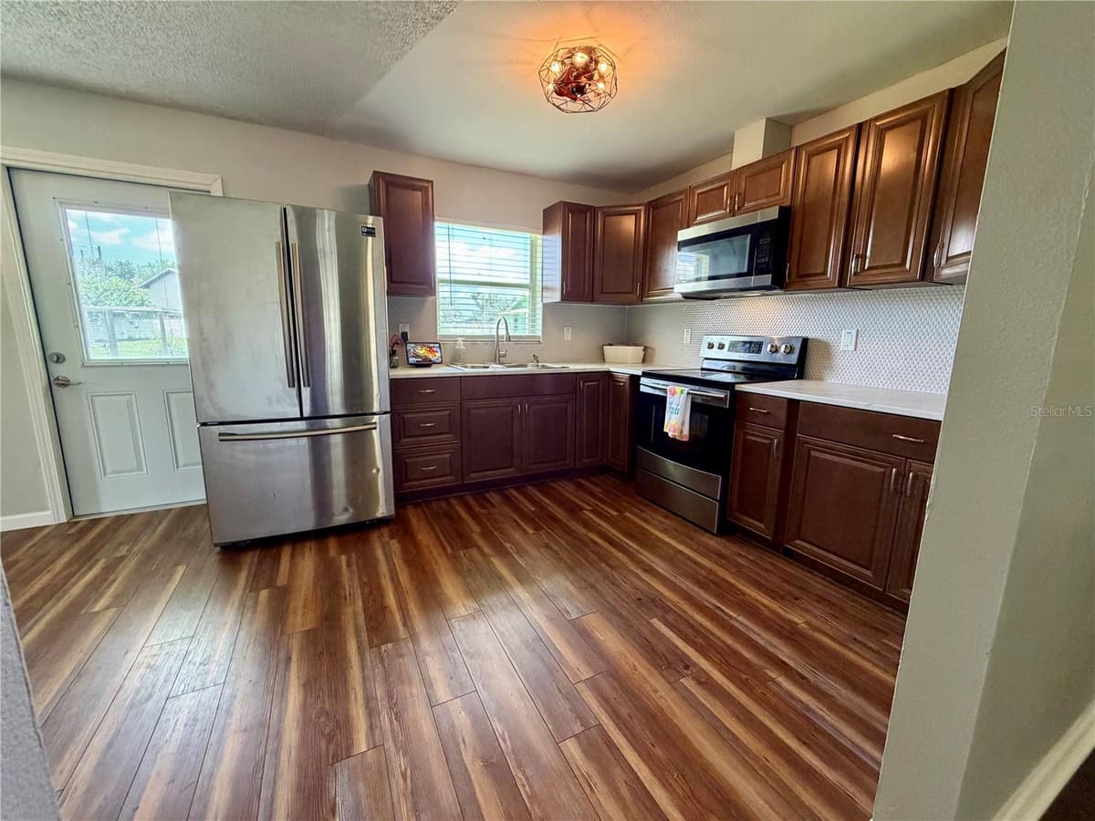8 HENDRY AVENUE — photo 10 of 28