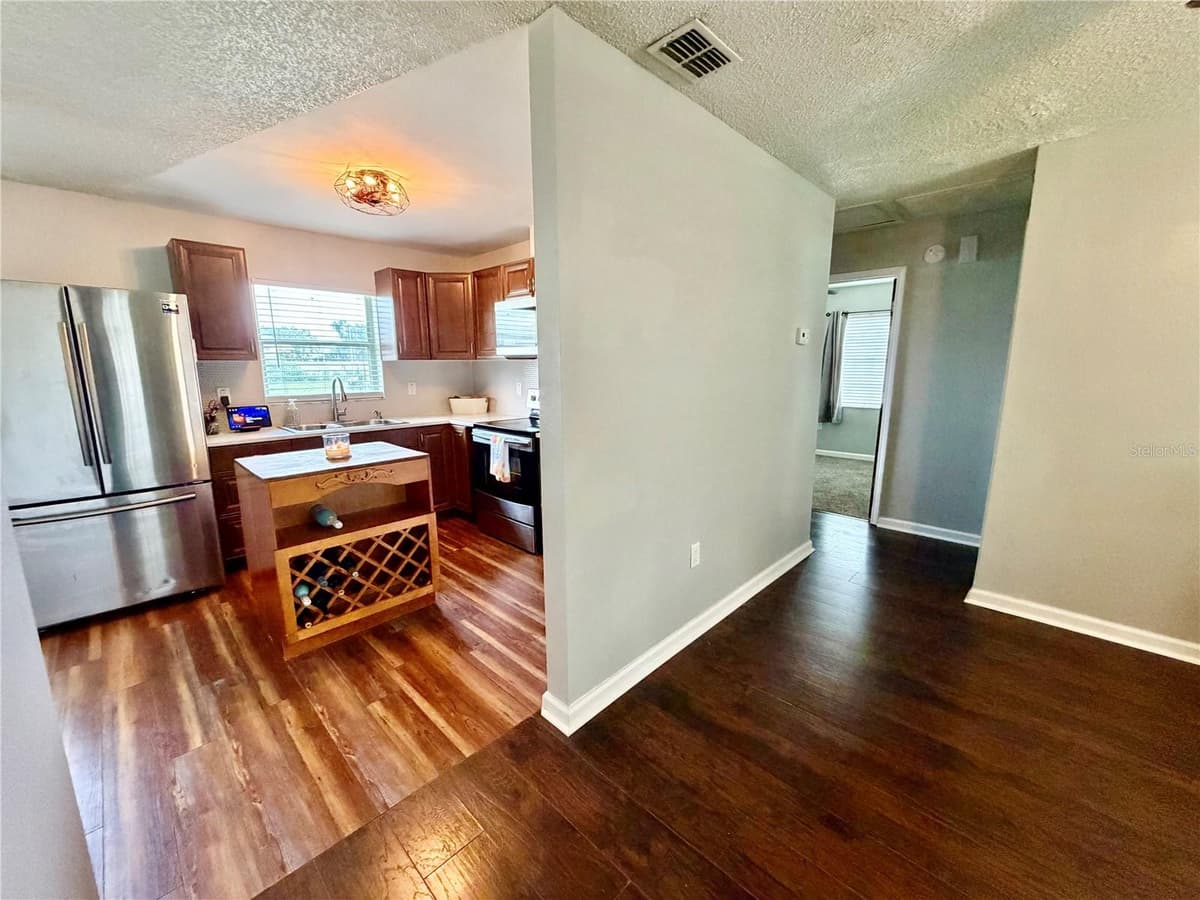 8 HENDRY AVENUE — photo 7 of 28